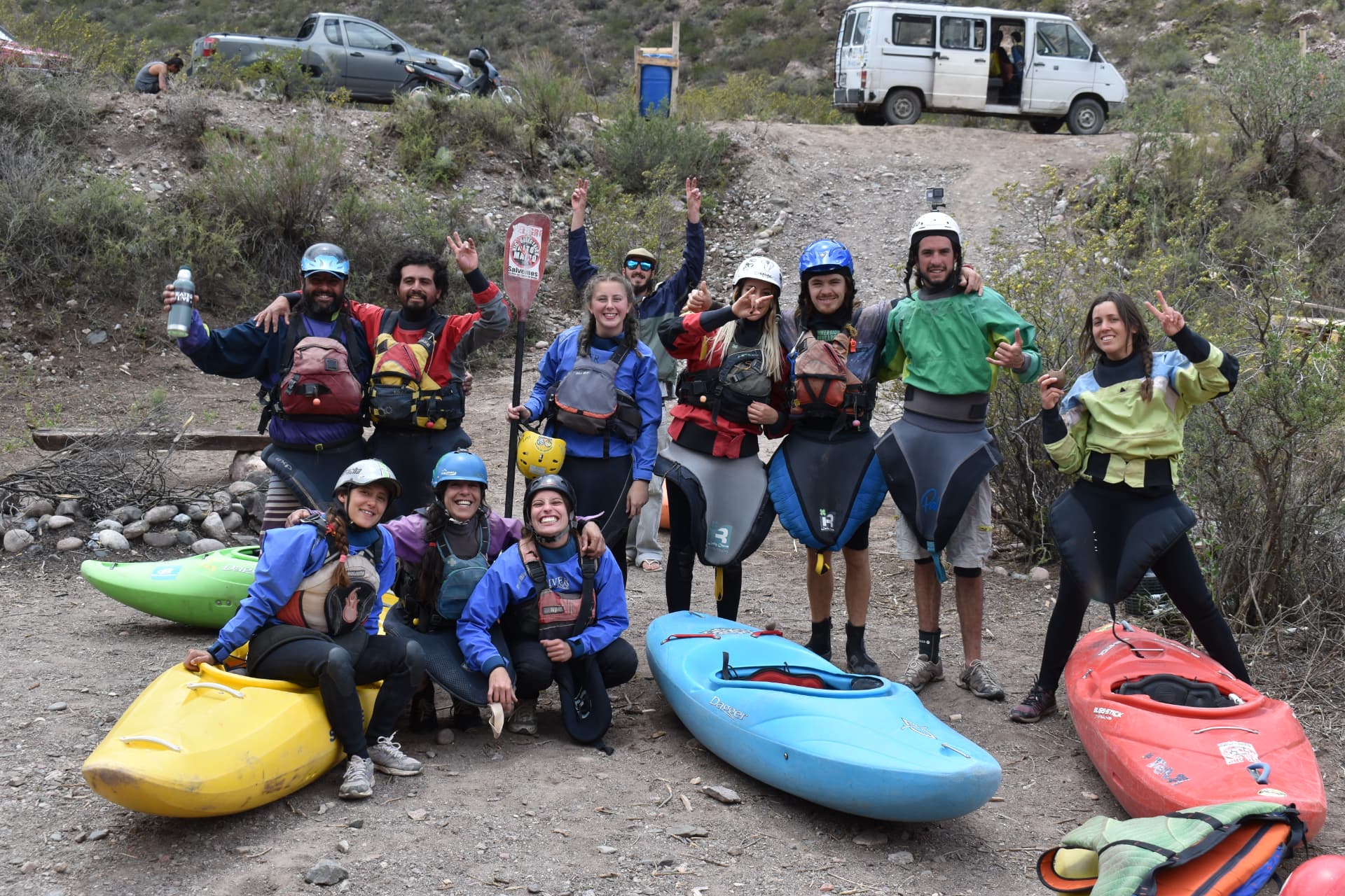 Guía de Mendoza White Water dando el briefing de seguridad antes de navegar el Río Mendoza