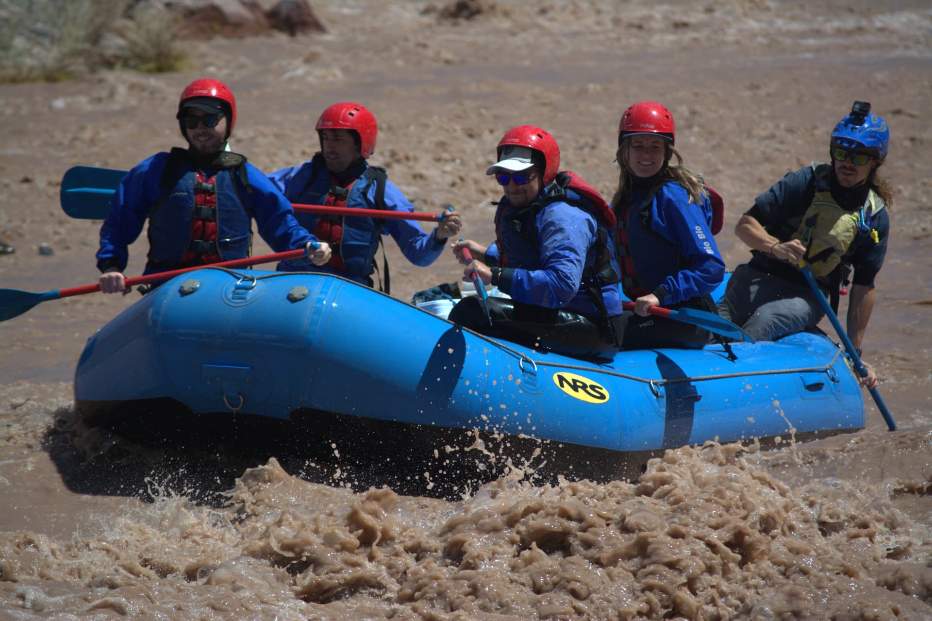 Rafting en el Río Mendoza con la Cordillera de los Andes al fondo, Potrerillos